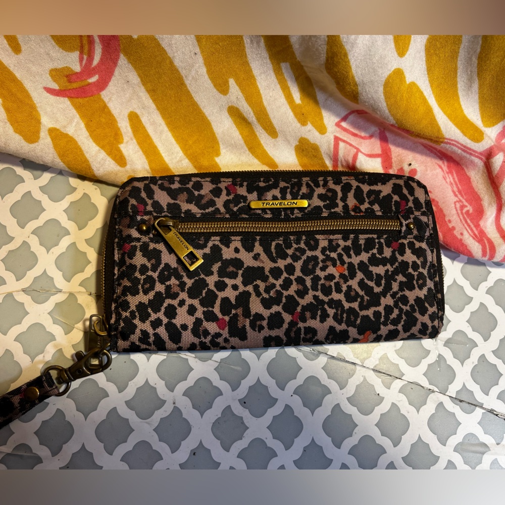 Travelon cheetah wallet 💳